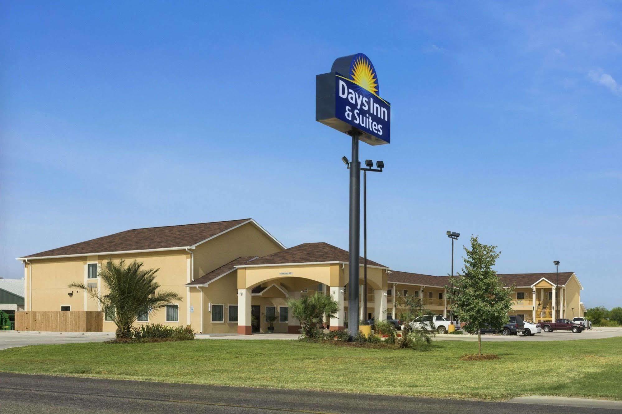 Days Inn Pearsall Bagian luar foto