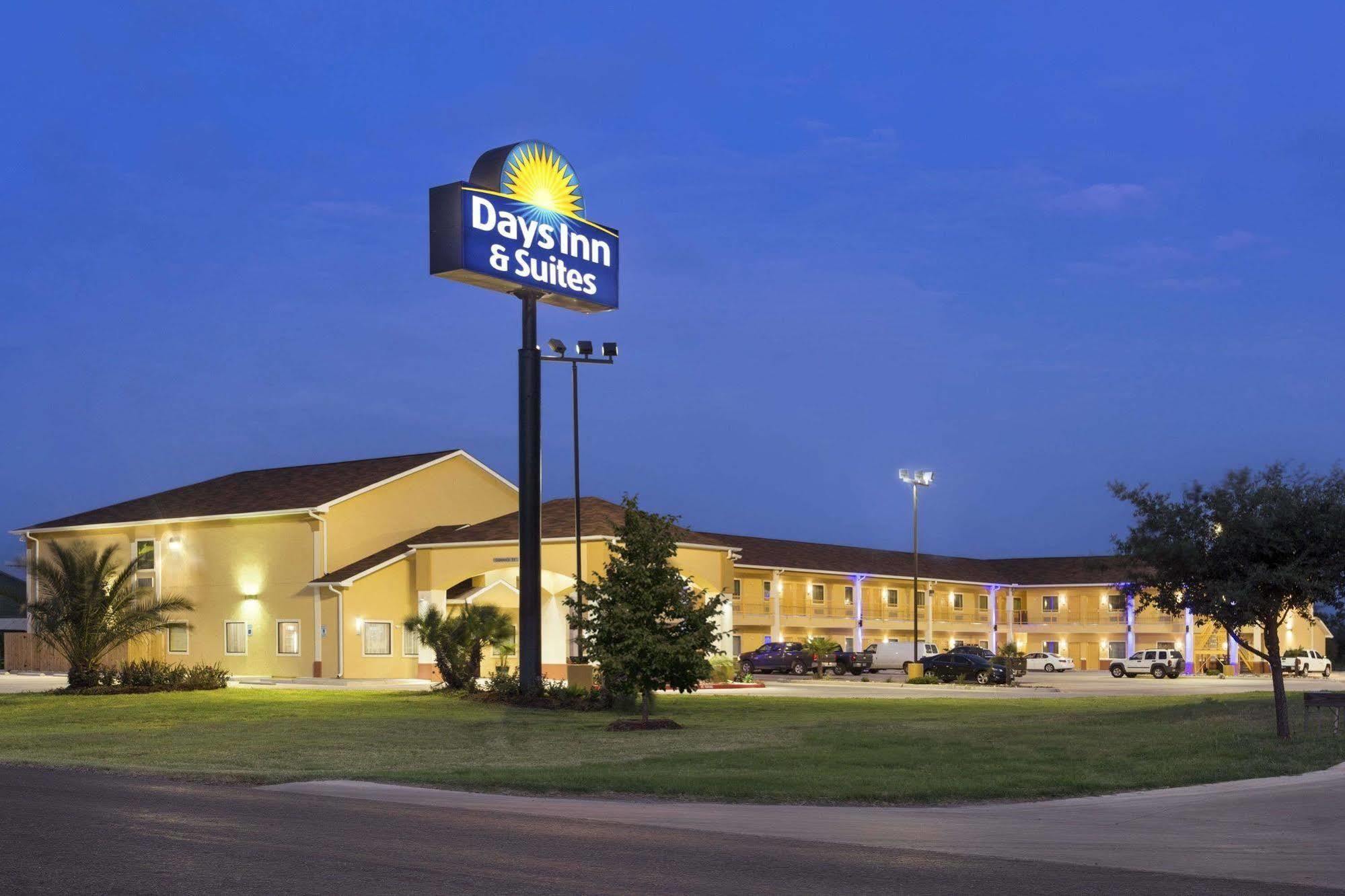 Days Inn Pearsall Bagian luar foto